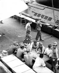 Новый Год! Подводники забивают праздничного "козла" Камрань 1986г.