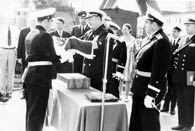 Командующий ДКБФ адмирал Михайлин вручает флаг  корабля командиру Чкалову В.А.