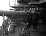 Левый шкафут торпедный аппарат; слева-матрос Абдуллаев, справа- командир БЧ-3 ст.лейтенант Донченко В.И., Весна 1990г.