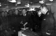 5.09.73 встреча личного состава с экипажем атомной  подводной лодки. Фарерские о-ва. Стояли там на рейде.