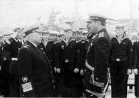 Старпом Знахуренко Э. Г. отдает рапорт адмиралу флота СССР Горшкову.