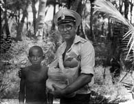ком. ТГ Косолапов К.С. и местный абориген Сан-Томе и Принсипи (1984_11_07)