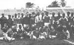 Футбольные команды после матча в Конго.
