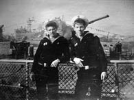 Олег и Виталя на фоне эсминца "Стремительный"