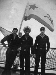 Тимохин,Красиков,Пальмин под флагом ВМФ.