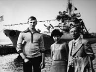 Мичман Тихонов В. на фоне "Юмашева" с родственниками. День ВМФ - г. Североморск