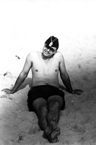 Луанда, 1984г. командир ТГ Косолапов К.С. на пляже.