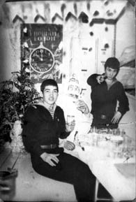 Фото на память сидит с "Дедом Морозом" Джаксумбаев Илья, стоит ст.м-с Подолякин Слава (БЧ-2 ЗРБ-2)