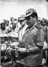 командир БПК кап.2 р. Косов  А.С. читает приказ по случаю перехода экватора.(14 февраля 1974 г.