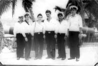 На фото слева на право: м-с Бексаев ,ст.м-с Мелешев, ст.м-с Подолякин,ст.2 ст.Губин ,м-с Тимур ? и л-т Калашников -все БЧ-2 ,сход на берег в Экваториальной Гвинее 1974 год февраль.